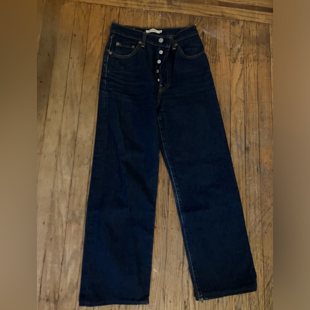 Levi’s Ribcage Crop dark wash denim. Size 26